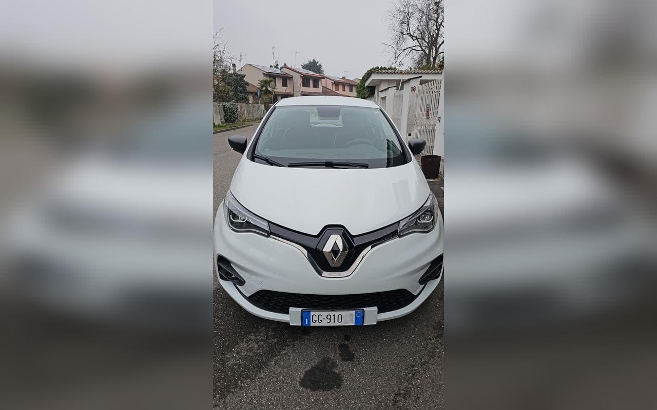 RENAULT ZOE LIFE R110 con batteria da 52 kWh usata come nuova - Noleggiata a lungo termine da Alessandro di Trezzano sul Naviglio (Milano)