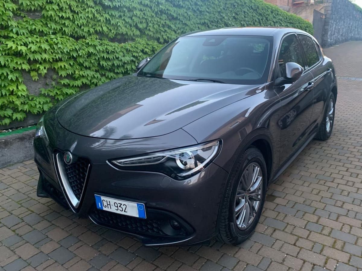 Alfa Romeo STELVIO 2.2 Turbo Diesel 190CV Business seminuova - Noleggiata a lungo termine dal Geom. Vincenzo Laviano (Mascalucia, Catania)