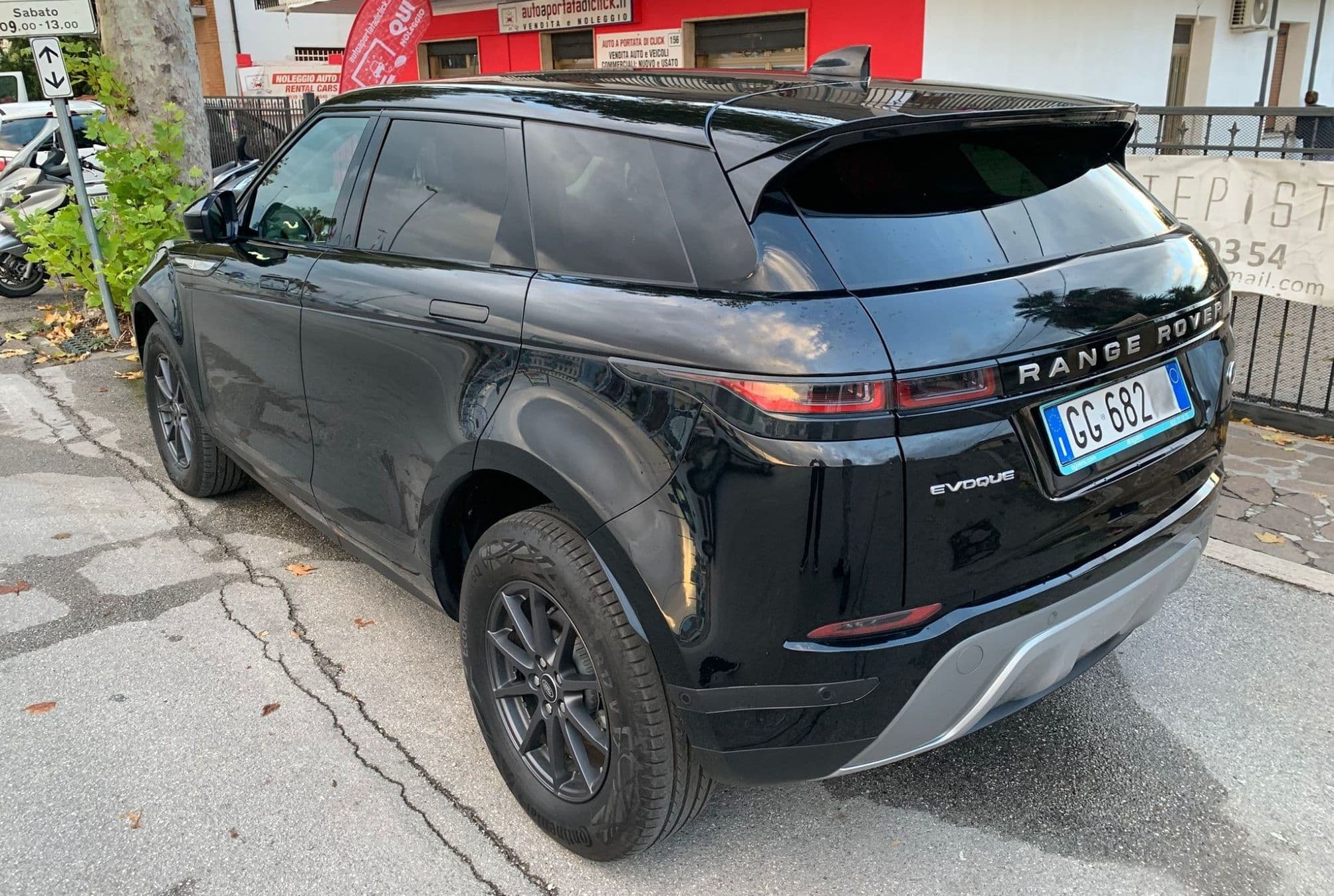 LAND ROVER RANGE ROVER EVOQUE 1.5 P160 MHEV FWD usata come nuova - Noleggiata a lungo termine da Impresa Funebre San Pio (Pescara)