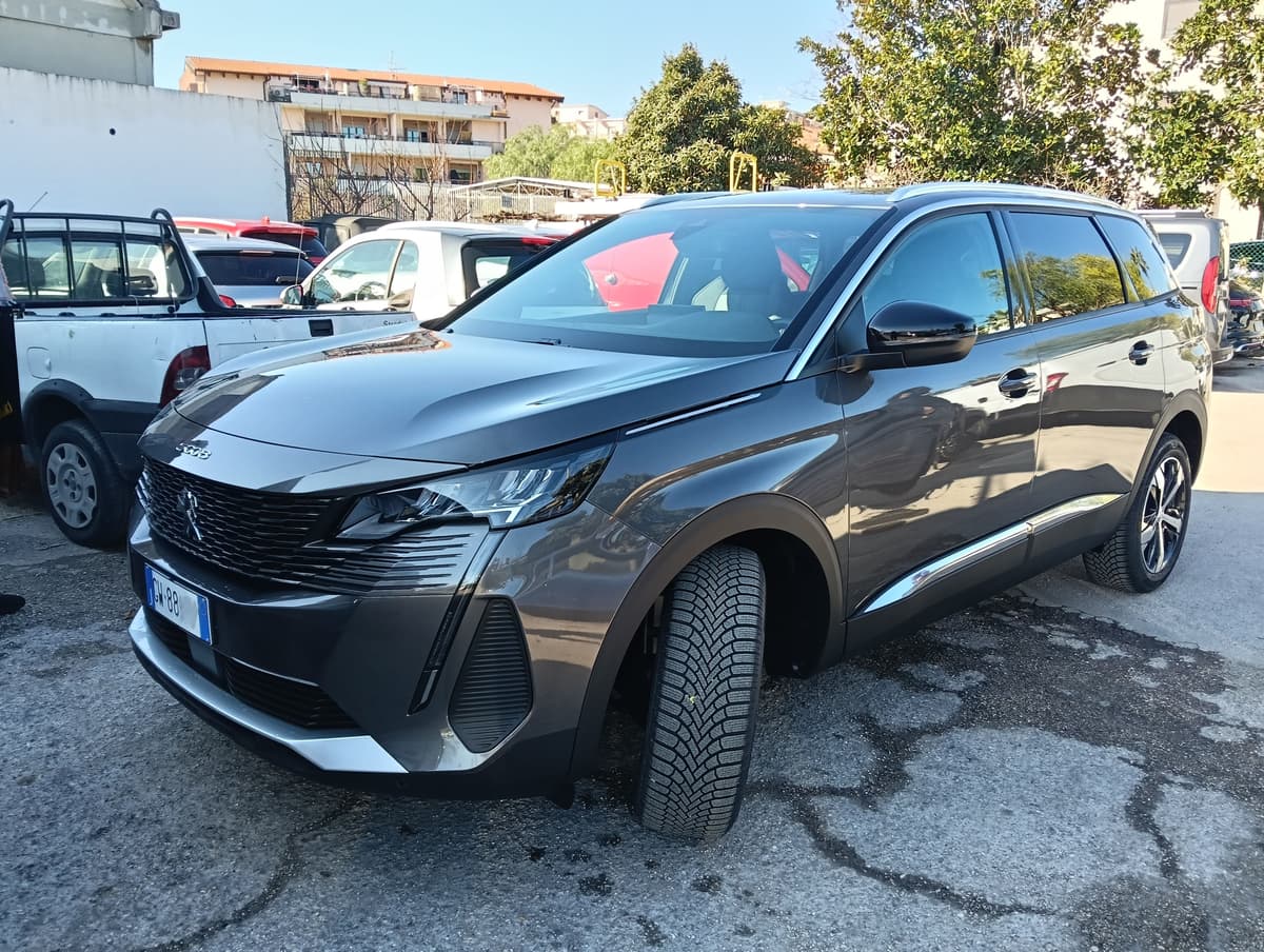 Peugeot 5008 BlueHDi 130 Allure Pack EAT8 - Noleggiata a lungo termine da Laziale Interni Auto S.r.l.